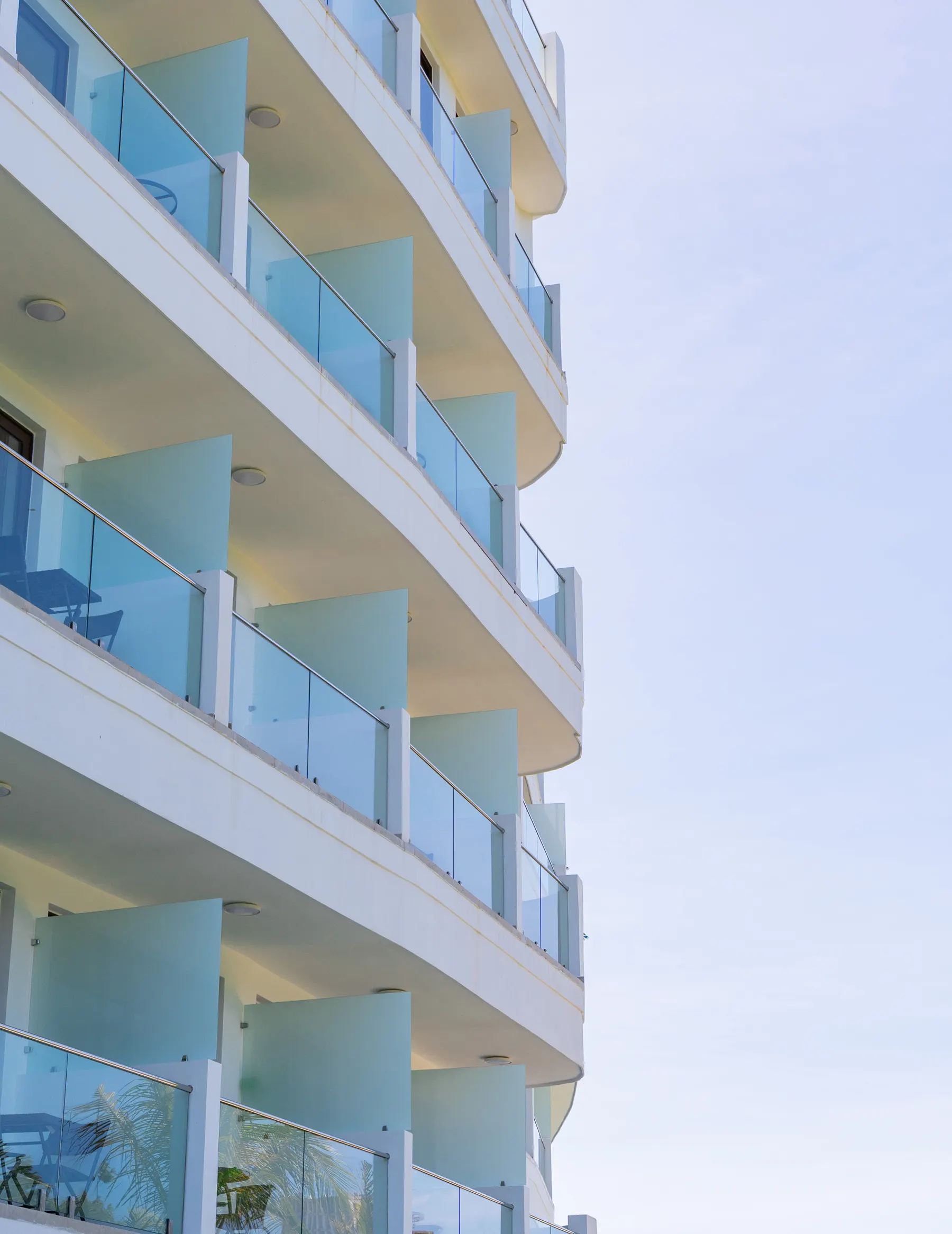 Fachada con barandas de vidrio en balcones