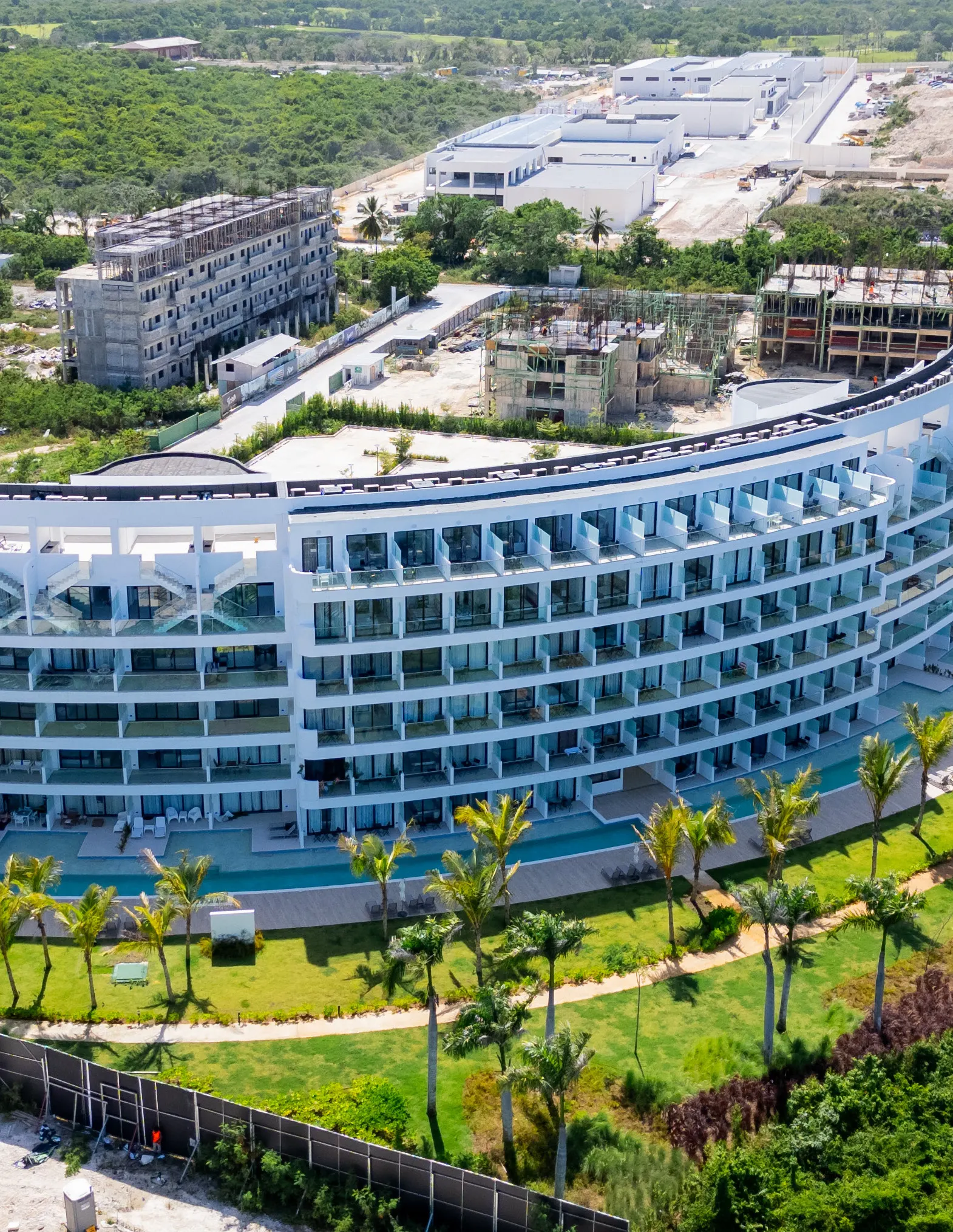 Proyecto residencial y hotelero con ventanas y barandas de vidrio en Punta Cana
