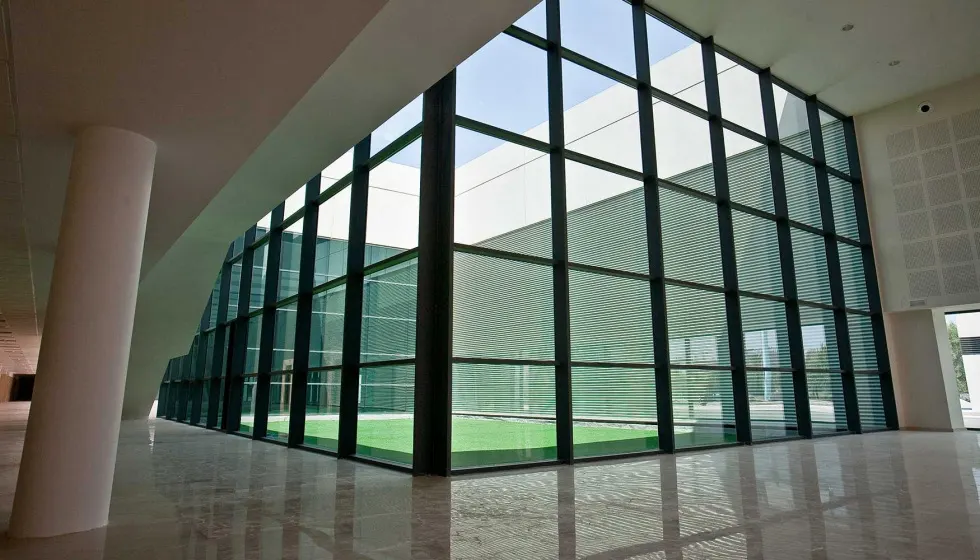 Muro cortina de aluminio y vidrio