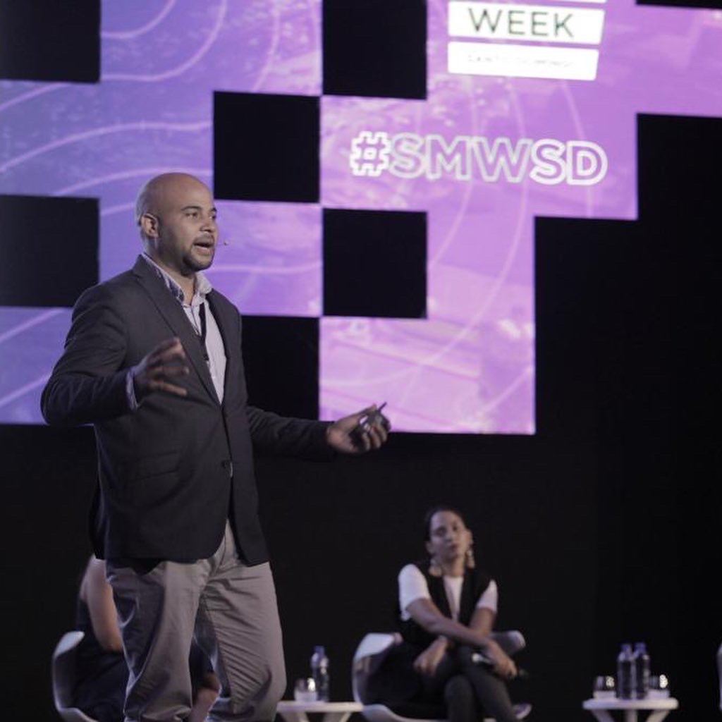 Manuel Ventura presentando en Social Media Week SD