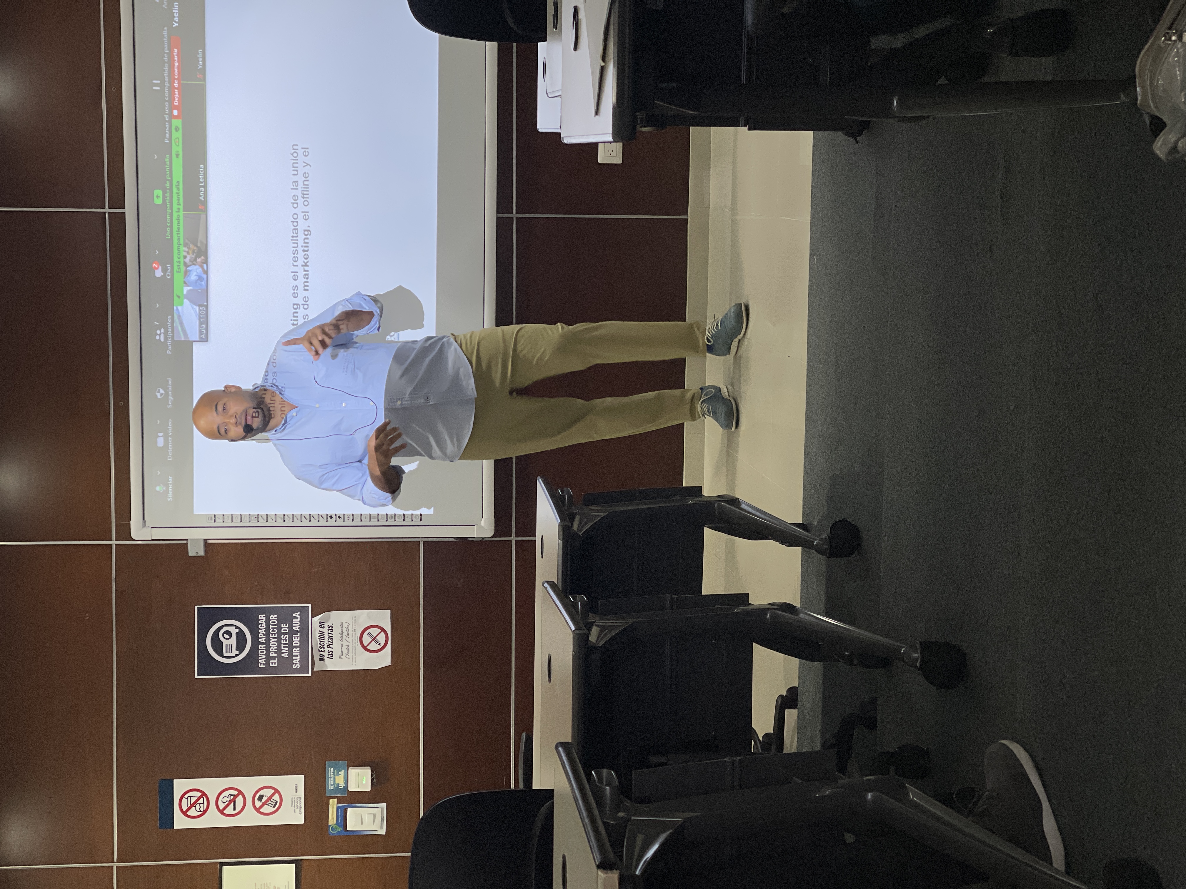 Manuel Ventura enseñando estrategia de contenidos en UNIBE