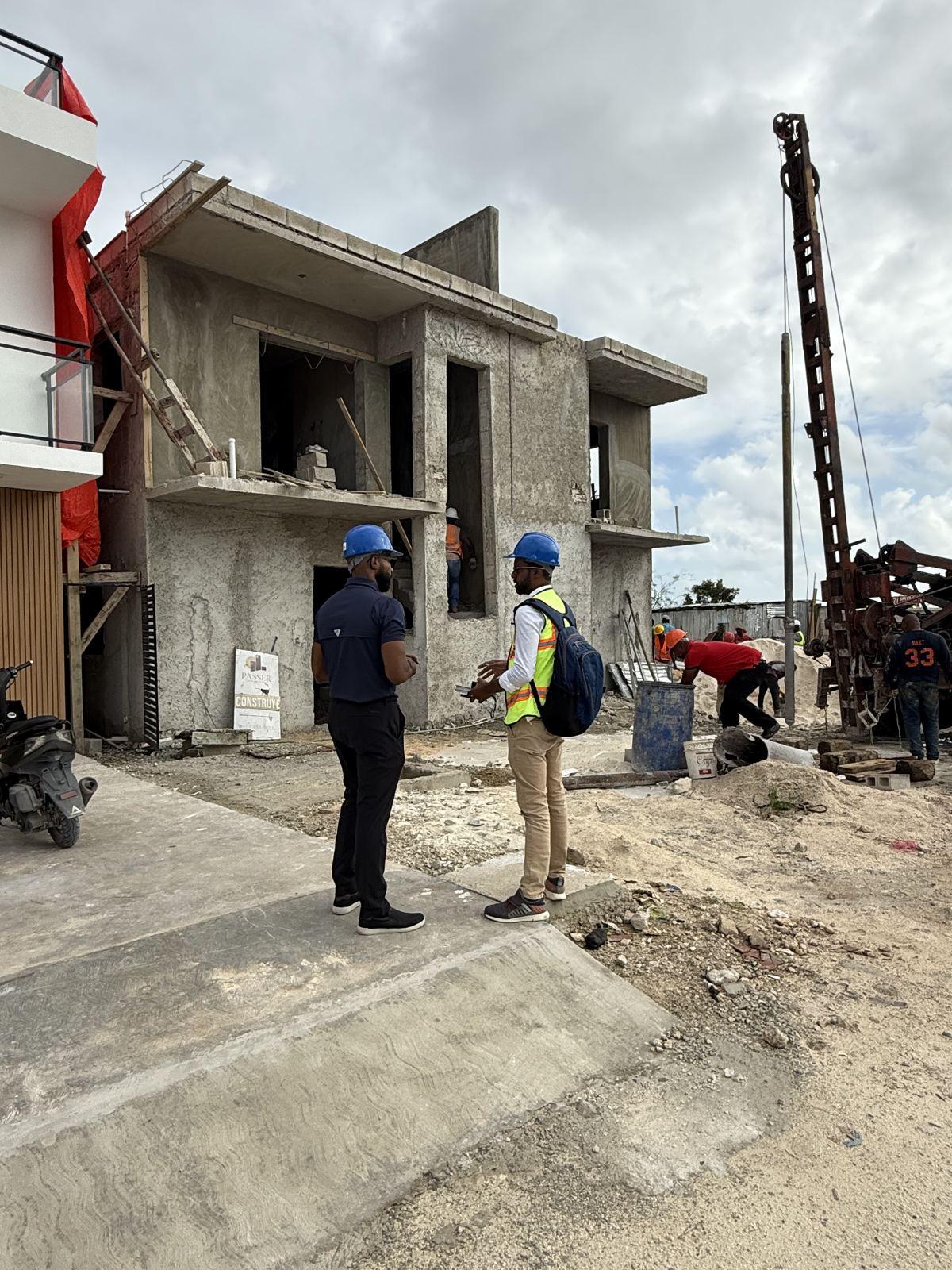 Los mismos townhouses en obra gris