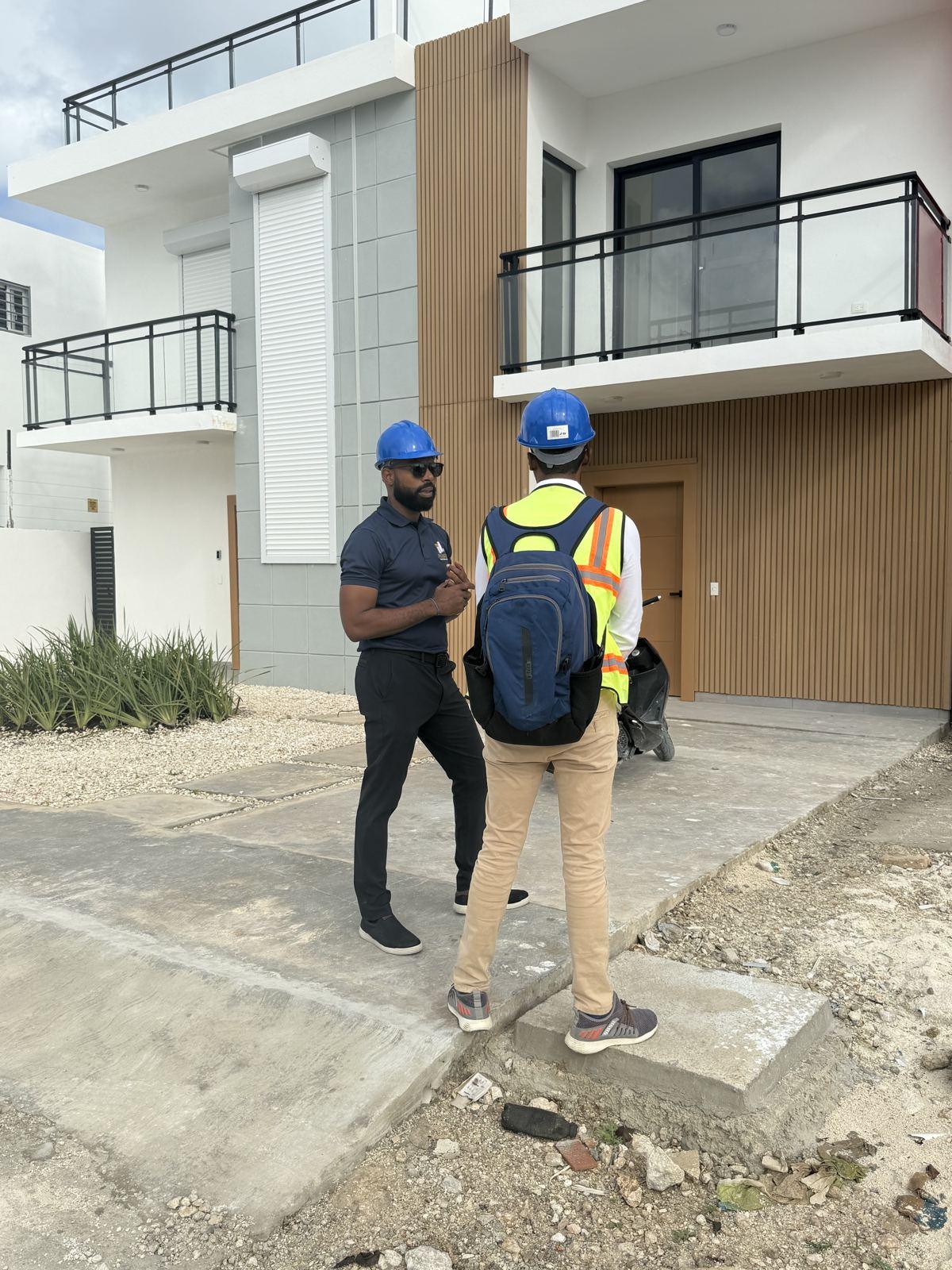 Townhouses terminados con balcones y fachada de madera