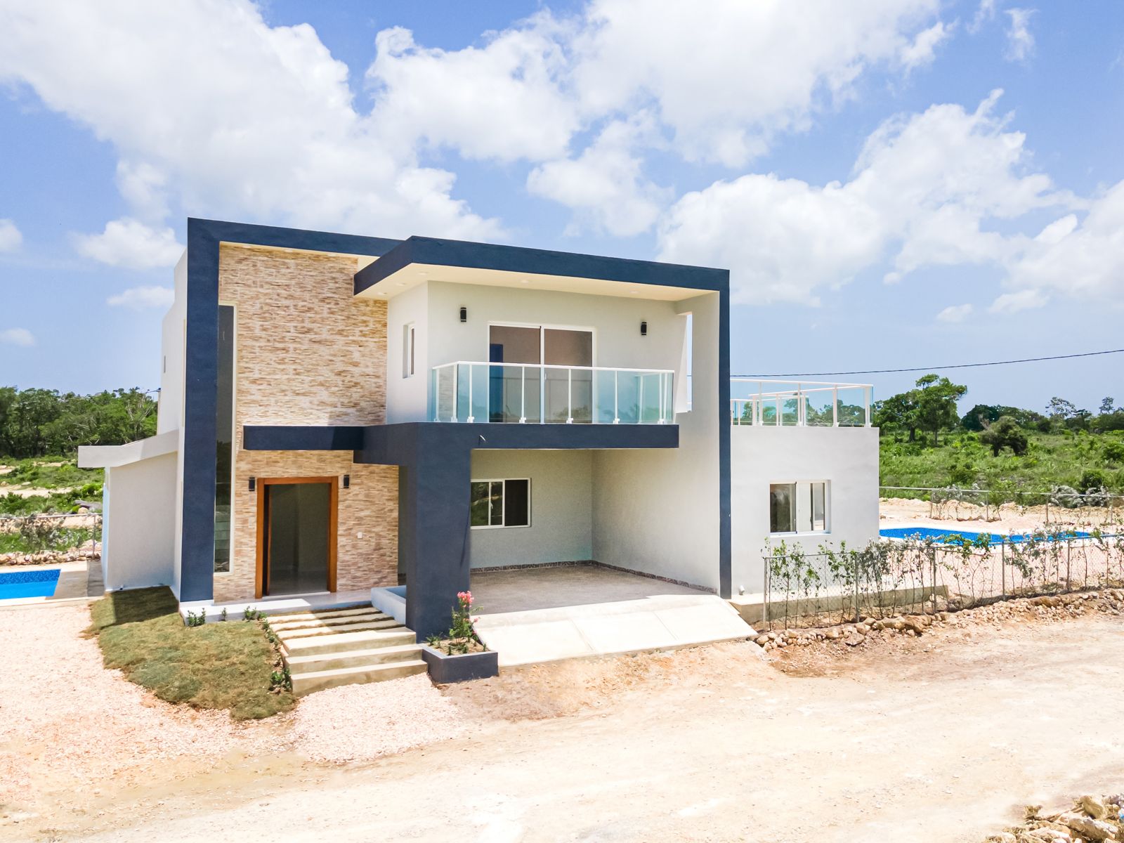 Villa con piscina y estudios para renta construidos por PASSER SRL en Verón