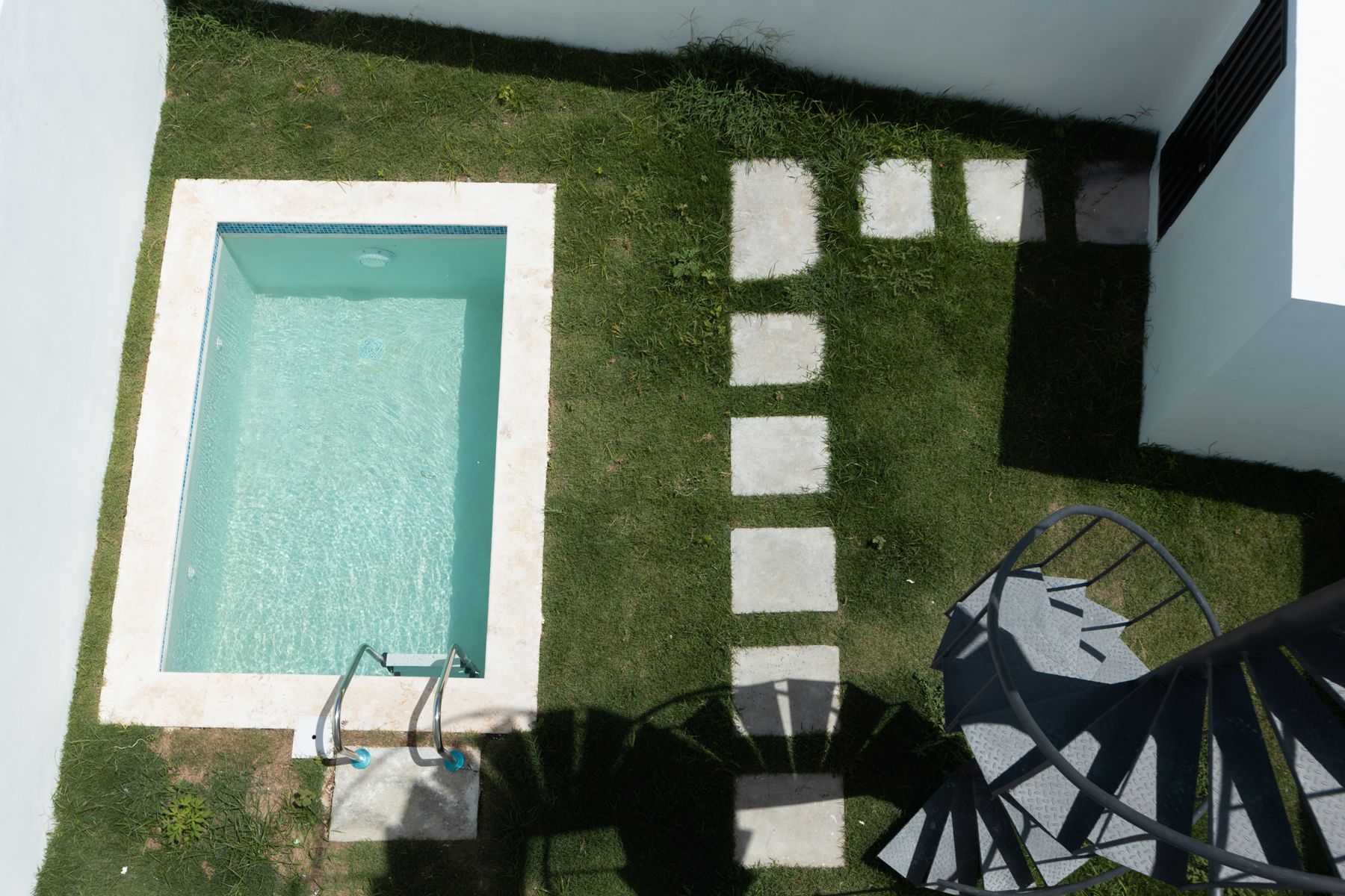 Vista aérea de townhouses con piscinas privadas
