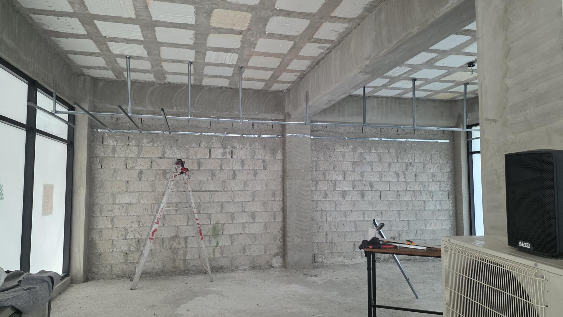 Local en obra gris con estructura de plafón